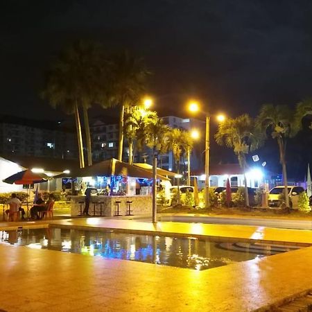 Green Town Hotel And Resort Петалинг Джая Екстериор снимка