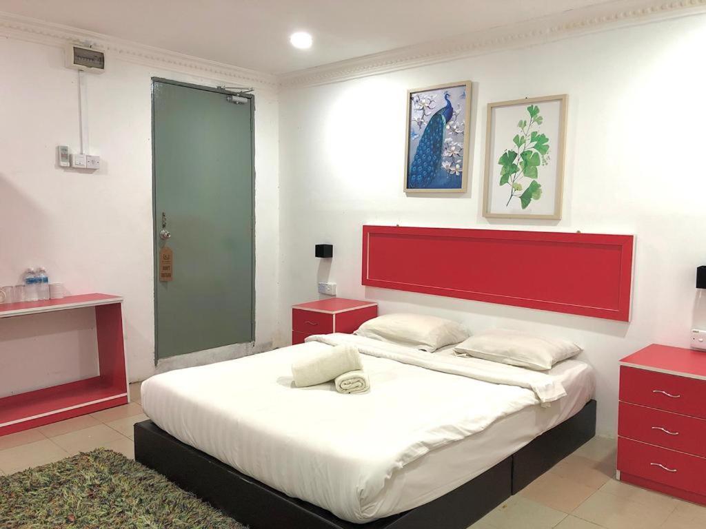 Green Town Hotel And Resort Петалинг Джая Екстериор снимка