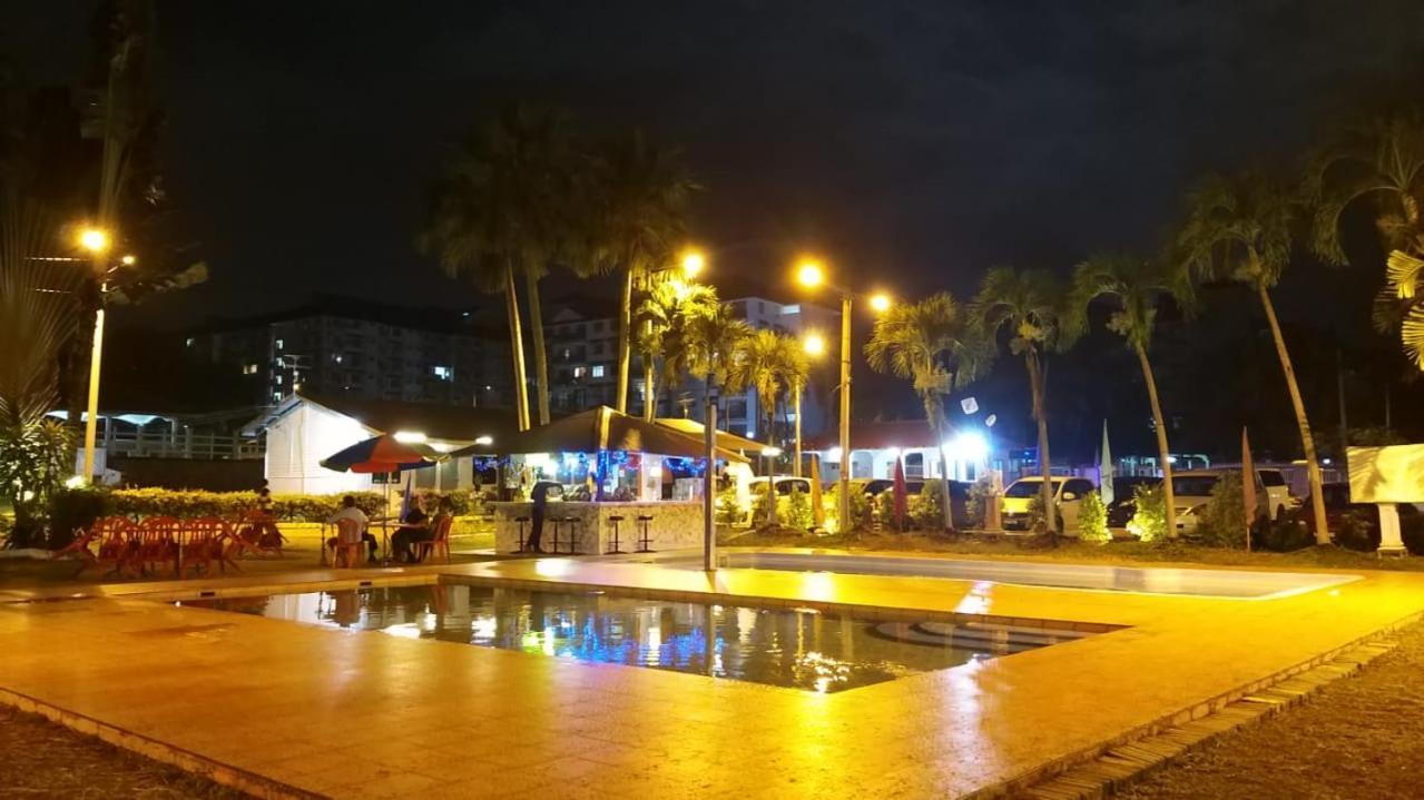 Green Town Hotel And Resort Петалинг Джая Екстериор снимка