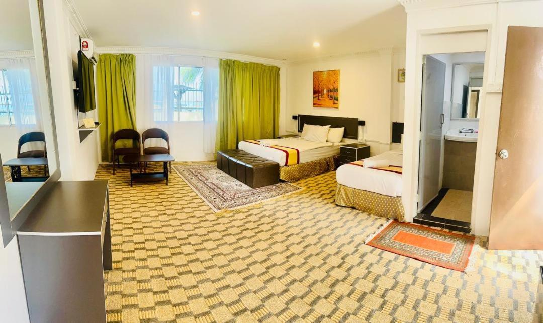 Green Town Hotel And Resort Петалинг Джая Екстериор снимка
