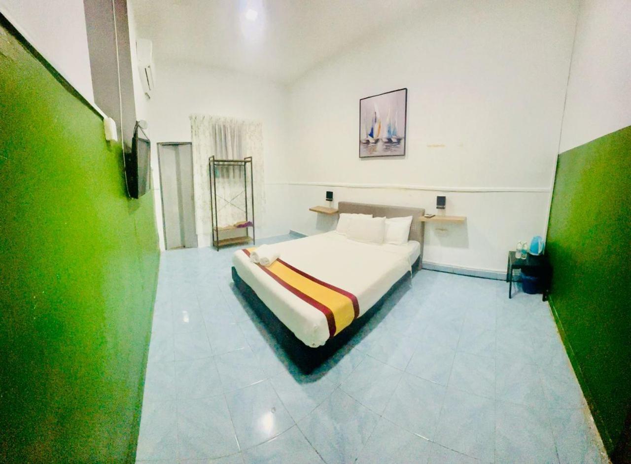 Green Town Hotel And Resort Петалинг Джая Екстериор снимка